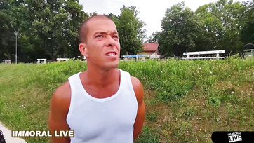 Nem sokkal az esküvője előtt még egy idősebb férfi megdughatta a fiatal lány segglyukát