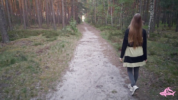 A cuki nimfomániás tinilány az erdőben akarta leszopni a farkamat és lenyelni a gecimet