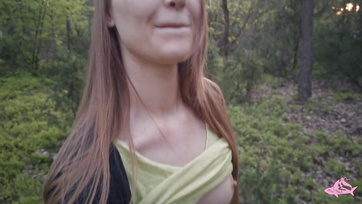 A cuki nimfomániás tinilány az erdőben akarta leszopni a farkamat és lenyelni a gecimet