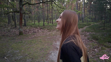 A cuki nimfomániás tinilány az erdőben akarta leszopni a farkamat és lenyelni a gecimet