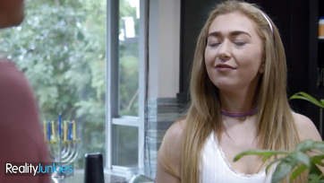 A szexi bébiszitter ellazult a műszakja után és hagyta a főnökének hogy keményen megdugja