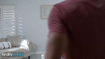 A szexi bébiszitter ellazult a műszakja után és hagyta a főnökének hogy keményen megdugja