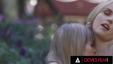 A szabadban kívánták meg egymás nedves puncikáját a vékony leszbikus lányok