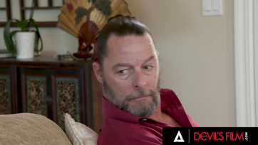 A mostohafaterja előtt kezdett el maszturbálni majd kefélt egy jót a szerelővel a pajzán tini ribanc