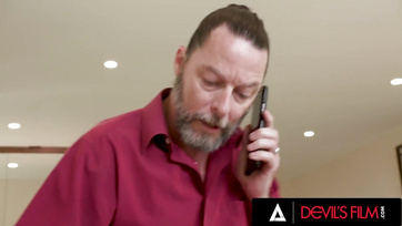 A mostohafaterja előtt kezdett el maszturbálni majd kefélt egy jót a szerelővel a pajzán tini ribanc