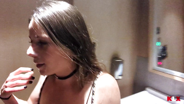 Bementem a cuki excsajommal egy nyilvános wc-be hogy egy hatalmasat spricceljek az arcára