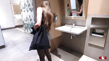 Bementem a cuki excsajommal egy nyilvános wc-be hogy egy hatalmasat spricceljek az arcára