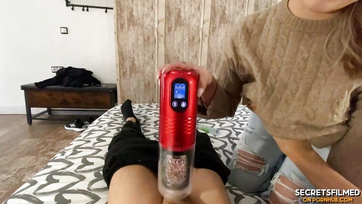 A pajkos mostohahúgom segített elélvezni miután rajtakapott egy maszturbátorral a megduzzadt farkamon