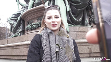 Egy kis pénzzel sikerült rávennie a szexis berlini csajszit hogy látogasson el egy szexcastingra