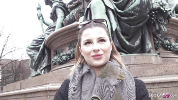 Egy kis pénzzel sikerült rávennie a szexis berlini csajszit hogy látogasson el egy szexcastingra