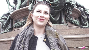 Egy kis pénzzel sikerült rávennie a szexis berlini csajszit hogy látogasson el egy szexcastingra