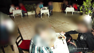 Ez a perverz biszexuális német hölgyike bárhol, bárkivel hajlandó kefélni, még a férje szeme láttára is