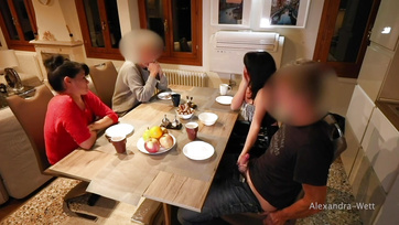 Ez a perverz biszexuális német hölgyike bárhol, bárkivel hajlandó kefélni, még a férje szeme láttára is
