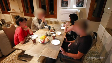 Ez a perverz biszexuális német hölgyike bárhol, bárkivel hajlandó kefélni, még a férje szeme láttára is