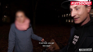 Az utcán levadászott német tini lány egy kis pénzért örömmel meglovagolta a srác péniszét a buszon