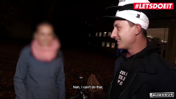 Az utcán levadászott német tini lány egy kis pénzért örömmel meglovagolta a srác péniszét a buszon