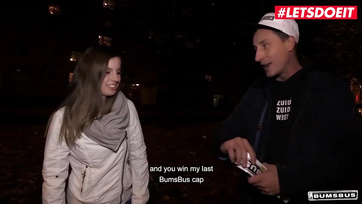 Az utcán levadászott német tini lány egy kis pénzért örömmel meglovagolta a srác péniszét a buszon