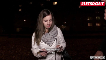 Az utcán levadászott német tini lány egy kis pénzért örömmel meglovagolta a srác péniszét a buszon