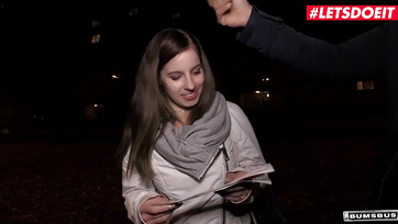 Az utcán levadászott német tini lány egy kis pénzért örömmel meglovagolta a srác péniszét a buszon