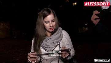 Az utcán levadászott német tini lány egy kis pénzért örömmel meglovagolta a srác péniszét a buszon