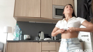 Utazós vlog - A szexi délamerikai csajszinak európában járva is folyton viszketett a puncikája