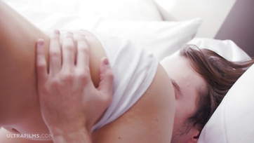 A híres nagycsöcsű pornószínésznő a saját férjével bujálkodik a hálószobában ebben a pornóvideóban