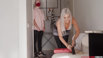 A szerencsés pizzafutár bedughatta a farkát a szőke webkamerás leányzó lucskos puncikájába