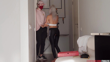 A szerencsés pizzafutár bedughatta a farkát a szőke webkamerás leányzó lucskos puncikájába