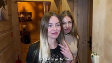 A csajom nemcsak hogy végignézte, de még segített is megbaszni a cuki barátnőjét a szállodában
