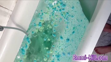 18yo Girl Squirts While Masturbating in the Bathtub