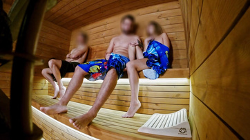 Szauna kalandok: Egy magányos nőnek és egy fiatal párnak is megmutattam a kőkemény farkamat a szaunában