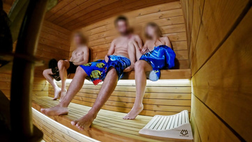 Szauna kalandok: Egy magányos nőnek és egy fiatal párnak is megmutattam a kőkemény farkamat a szaunában