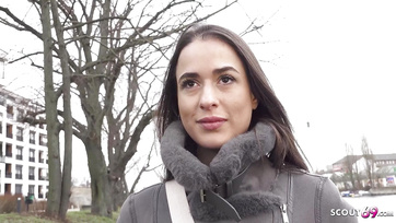 A német utcaügynöknek egy elképesztően dögös tetovált csajszit sikerült elhívnia a szexcastingra
