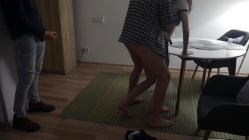 A férjem örömmel nézi ahogy a legjobb haverja felváltva megdugja a puncimat és a popómat