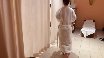 A hotel fürdőjében szopta le az idegent a nagyseggű csaj, és kutyapózban is megdugatta magát
