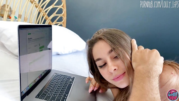 A videókonferencia után a nagycsöcsű üzletasszonnyal egy hatalmasat keféltünk majd a végén le is szopott