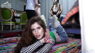 Megmutatták, mi zajlik valójában egy pornóforgatáson: szexparti és humor a kulisszák mögött