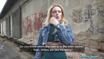 A formás testű brit csajszi a szabadban szopta le az idegent, és a nagy farkát is meglovagolta