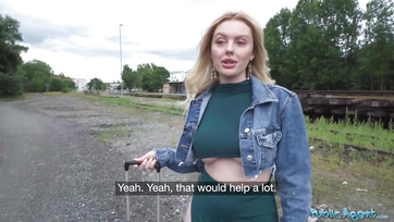 A formás testű brit csajszi a szabadban szopta le az idegent, és a nagy farkát is meglovagolta