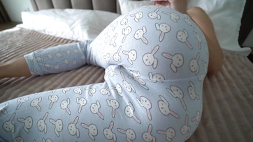 Reggel nyitott ajtónál masztizott pornóra az orosz milf anyuka, hogy felizgassa a mostohafiát