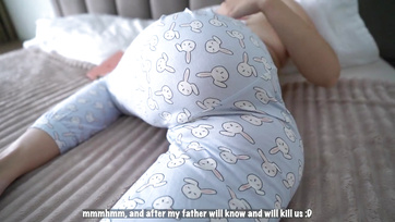 Reggel nyitott ajtónál masztizott pornóra az orosz milf anyuka, hogy felizgassa a mostohafiát