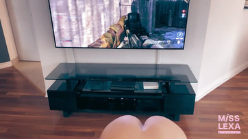 A mostohabátyja vidáman videójátékozott, miközben a kerekseggű szépség felcsüccsent a farkára