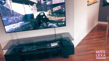 A mostohabátyja vidáman videójátékozott, miközben a kerekseggű szépség felcsüccsent a farkára