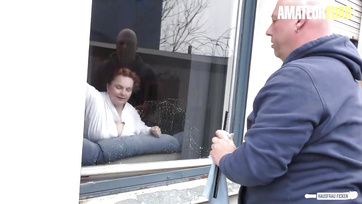 A duci háziasszony szexre hívta a szomszédját, aki kinyalta és kutyapózban alaposan megdugta
