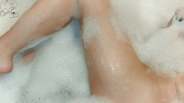 Hot Amateur Babe Playing in the Tub with Her Wet Pussy