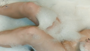 Hot Amateur Babe Playing in the Tub with Her Wet Pussy