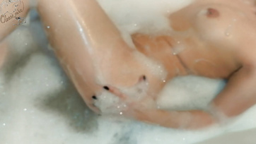 Hot Amateur Babe Playing in the Tub with Her Wet Pussy