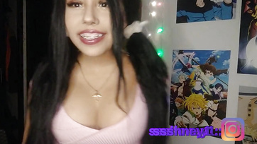 Latina Gamer Chick Wants You to Cum on Her Face